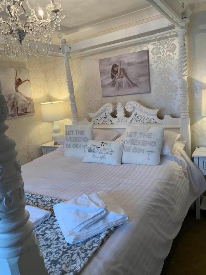The Swan @ Stoford Hotel Exterior photo The bedroom at The Swan Inn