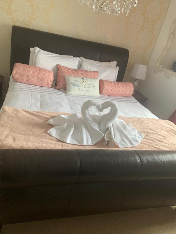 The Swan @ Stoford Hotel Exterior photo A bed with a heart shaped towel