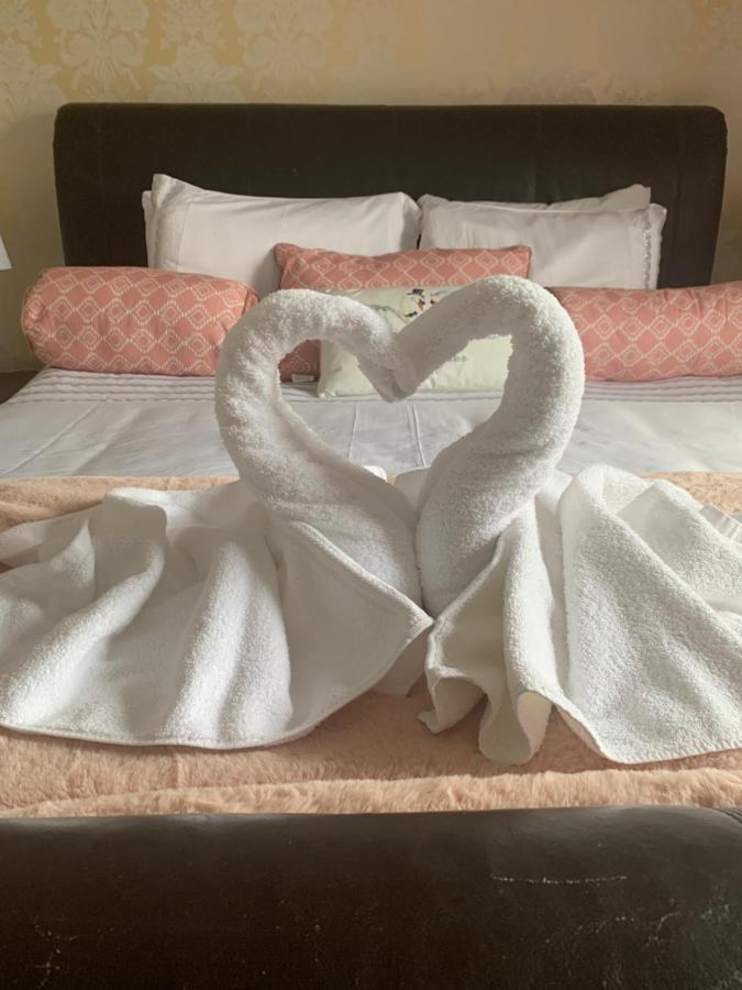 The Swan @ Stoford Hotel Exterior photo Towel swans